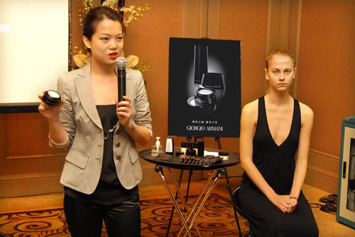 阿玛尼化妆品市场经理罗彦彬介绍黑钥匙明星产品
