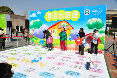     【2012年3月24日 花王 上海讯】2012年3月24日，在上海黄兴公园，花王（中国）投资有限公司与环境保护部宣传教育中心共同主办的“清洁节水中国行 一家一年一万升”上海站宣传活动正式启动。此次宣传活动是继北京