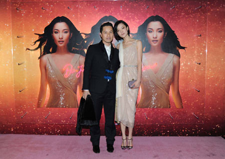 杜鹃身着Phillip Lim为其特别设计的流金飞舞晚装，并使用流金飞舞彩妆打造当晚的巨星妆容