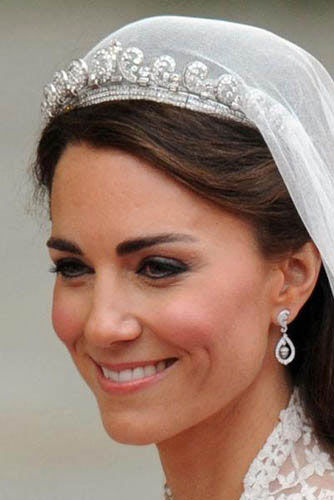 导读：2011年4月29日，全世界的目光都聚焦在英国白金汉宫，因为让少女们尖叫的威廉王子，将会和未婚妻凯特。米德尔顿在这里完成他们的世纪婚礼。在全世界的祝福中，威廉王子与凯特终于款款步入了婚礼的殿堂，伴随着